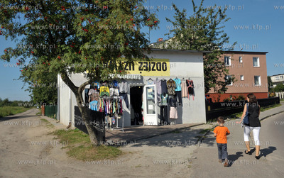 Zukowo. Sklep z odzieza uzywana na rogu ul.Ksiazat...