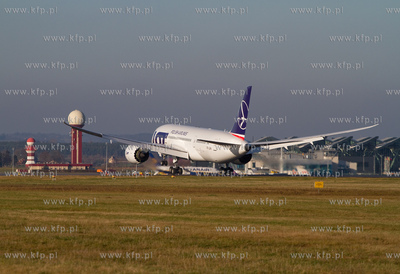 Boeing 787 Dreamliner laduje na Rebiechowie. Najnowszy...