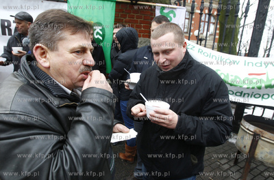 Szczecin. Wigilia rolnikow protestujacch przed siedziba...