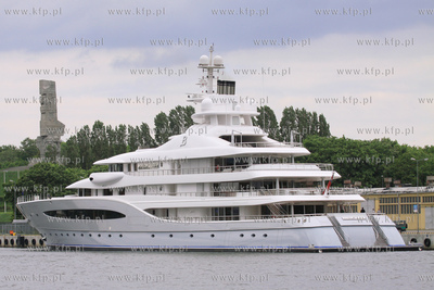 W gdanskim porcie, przy nabrzezu Obroncow Westerplatte,...