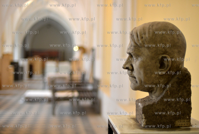 Polmetrowa rzezba glowy Adolfa Hitlera, zostala odkopana...