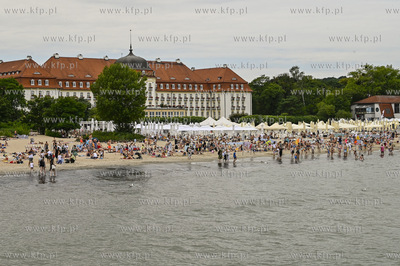 Sopot. Plaza w sezonie pelna plazowiczow i parawanow....