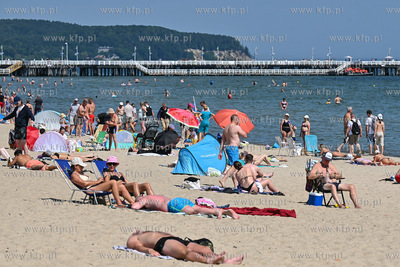 Sopot. Plaża. Upalny weekend spowodował liczne przybycie...
