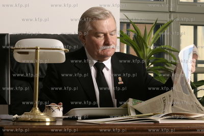Lech Walesa w swoim biurze w Zielonej Bramie w Gdansku.
16.11.2004
Fot....