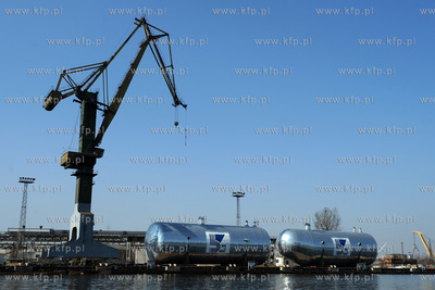 Zbiorniki na plynny gaz stojace na nabrzezu Stoczni...