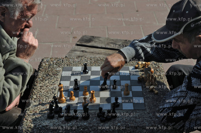 Szachisci przy plazy w Gdansku Brzeznie.26.03.2010fot....