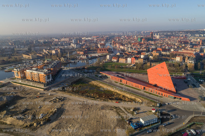 Gdansk, Muzeum II Wojny Swiatowej, w tle stare miasto,...