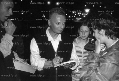 Grzegorz Ciechowski rozdaje autografy podczas Festiwalu...