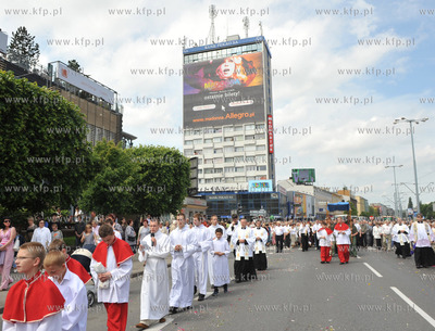 Procesja Bozego Ciala na al. Grunwaldzkiej przed Manhattanem...