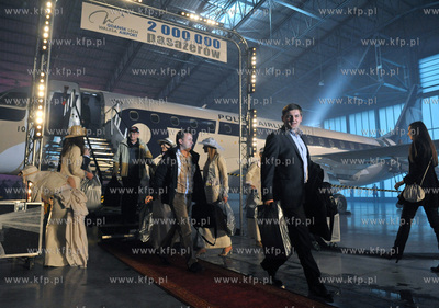 Uroczystosc powitania 2 milionowego pasazera na lotnisku...