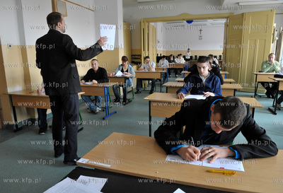 Egzamin klas trzecich z zakresu przedmiotow humanistycznych...