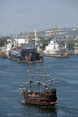 Stocznia Marynarki Wojennej w Gdyni i galeon wycieczkowy...