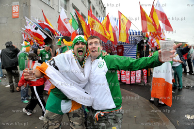 Gdansk. Hiszpanscy i irlandzcy kibice w drodze na PGE...