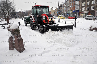Zima na ulicach Gdanska. Odsniezanie przez ZdiZ placu...