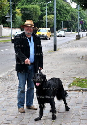 Gdansk Oliwa. Pawel Huelle na spacerze z psem na ul....