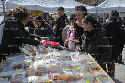 Sopot. Targ sniadaniowy na placu Przyjaciol Sopotu....
