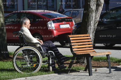 Gdańsk Głowne Miasto. Inwalida przy ławce na skwerze...