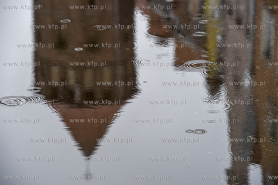 Gdańsk, ul. Świętojańska. Odbicie kościoła św....