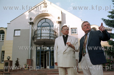 Ksiadz Henryk Jankowski i Lecha Walesa przed domem...