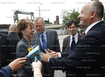 Stocznia Gdansk. Wizyta komisarz UE Neelie Kroes ds....