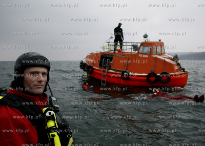 Marynarze, przygotowujacy sie do pracy na morzu przechodza...