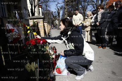 Sopot. Ludzie pala znicze i skladaja wiazanki kwiatow...