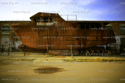 Stocznia Gdansk. Zardzewialy kadlub jenostki czekajacy...