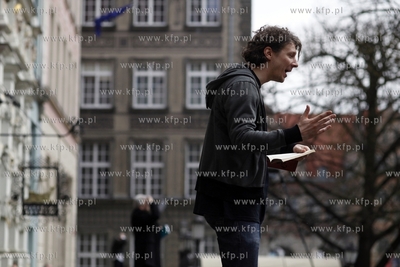 Gdansk. Ul. Dlugi Targ. Happening Pierwszy Zjazd Hamletów...