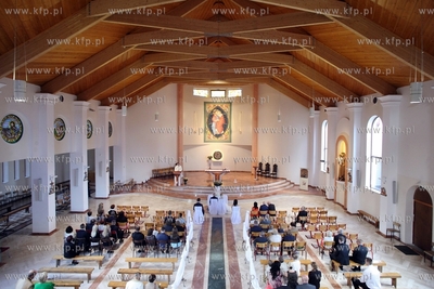 Slub Agnieszki Dabkowskiej i Wojtka Figurskiego w kosciele...