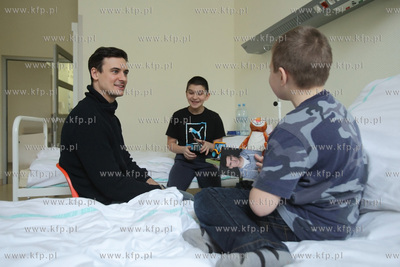Aktor Mateusz Damięcki odwiedził dzieci w Klinice...
