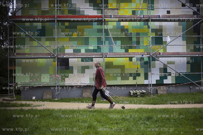 Gdańsk Zaspa.  Na scianie bloku przy ul. Skarzyńskiego...