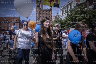 Gdańsk. ul. Długa i Długi Targ. Parada na zakończenie...