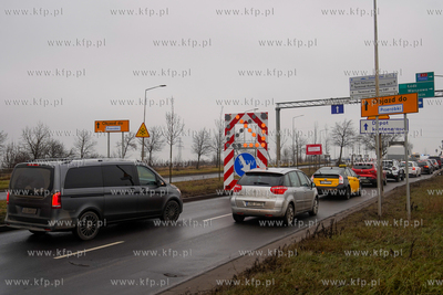 Przygotowania do zmiany organizacji ruch na estakadzie...