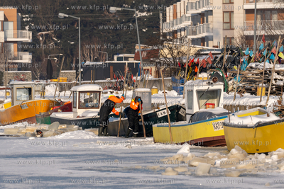Zima na Mierzei Wiślanej. Zamarznięty port rybacki...