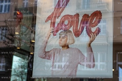 Gdynia. Walentynkowe witryny sklepowe. 08.02.2019 /...