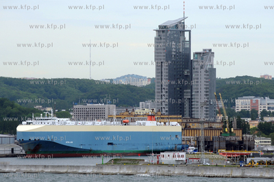 Gdynia z promu Stena Baltica. n/z samochodowiec Istra...