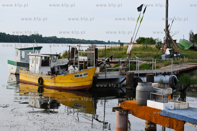 Mikoszewo. Mala przystan rybacka u ujcia Wisly do morza.
22.07.2011
fot....
