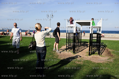 Gdynia. Tlumy turystow i mieszkancow gdyni podczas...