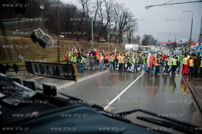 Gdansk. Trakt Sw. Wojciecha. Rybacy blokujac przejscie...