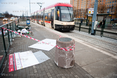 Gdansk.Zniszcona przez samochod osobowy wiata na przystanku...