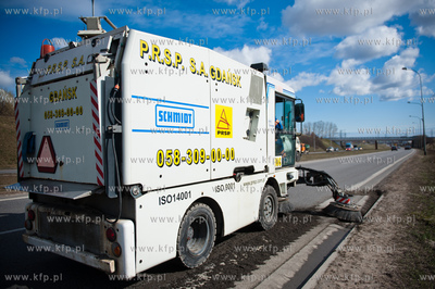 Gdansk. Aleja Armii Krajowej. Wiosenne sprzatanie ulic....