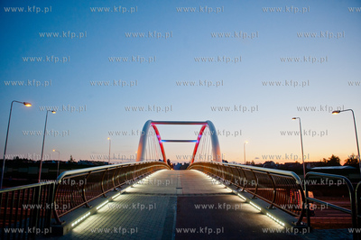 Gdansk. Nowo powstala, efektownie oswietlona kladka...