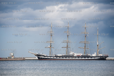 Gdynia. Jeden z najstarszych i najwiekszych zaglowcow...