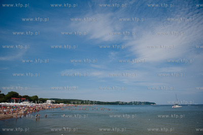 Sopot. Tlum plazowiczow wypoczywajacych w upalna i...