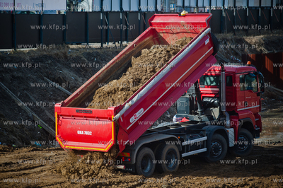 Gdansk. Zasypywanie wielkiej dziury znajdujacej sie...