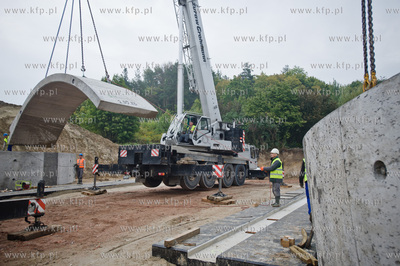 Gdansk. Ul. Ogrodowa. Montaz pierwszych elemntow wiaduktu...