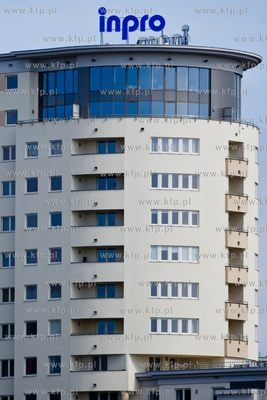 Gdansk. Widok na wiezowiec zwany Bretowska Brama, wybudowany...
