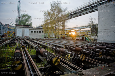 Stocznia Gdanska. Zaladunek elementow wiez wiatrowych,...