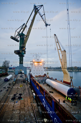 Stocznia Gdanska. Zaladunek elementow wiez wiatrowych,...