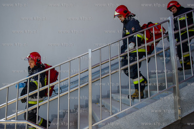 Gdansk. Cwiczenia Strazy Pozarnej na nowo budowanym...